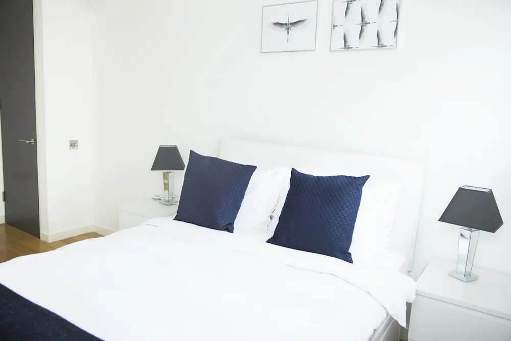 The Holborn Lights - Modern 3BDR Home with Rooftop Terrace & Garage