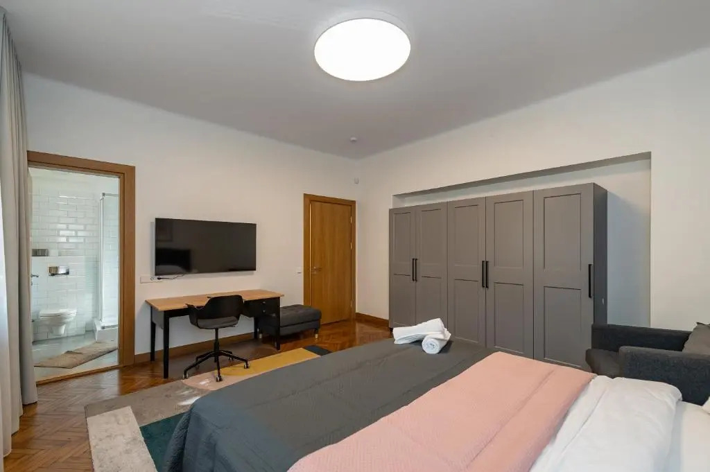 Downtown 4BD Master Apartment by Hostlovers