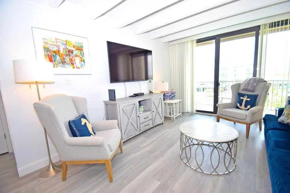 Jada 2b 1 Bedroom Condo by RedAwning