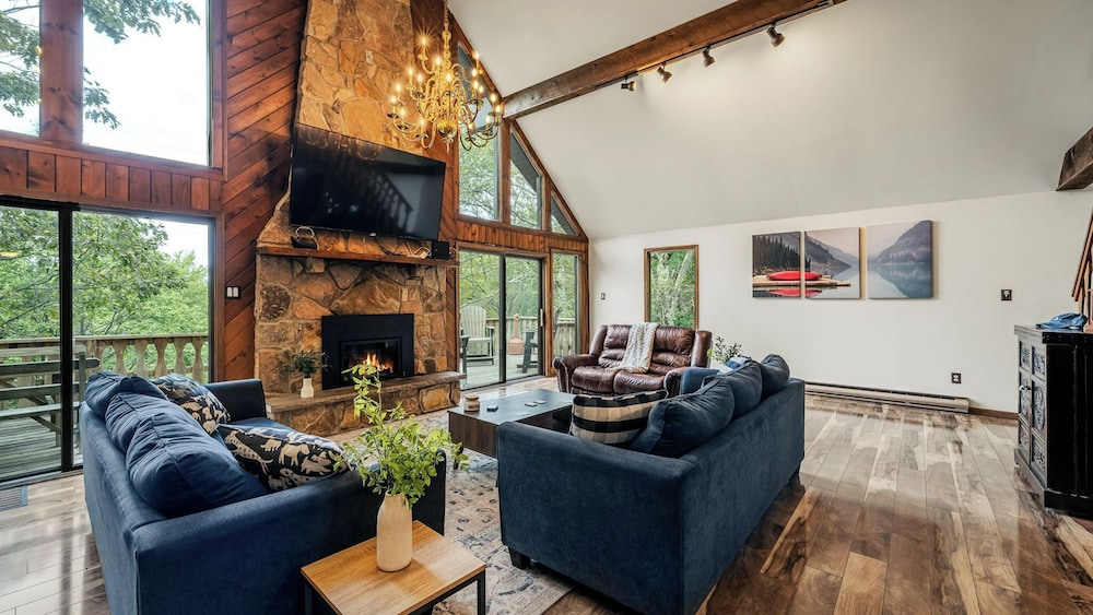 Sky View Chalet by Avantstay Stunning Interior, Spacious Deck, Hot Tub, & View