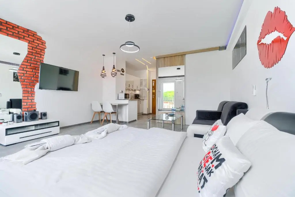 Good Day Apartments- private parking new town