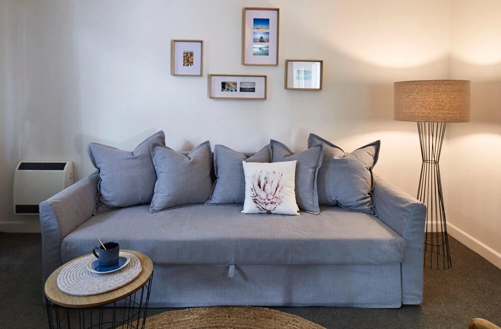 1 Bedroom Apt With Parking Stroll to Elwood Beach