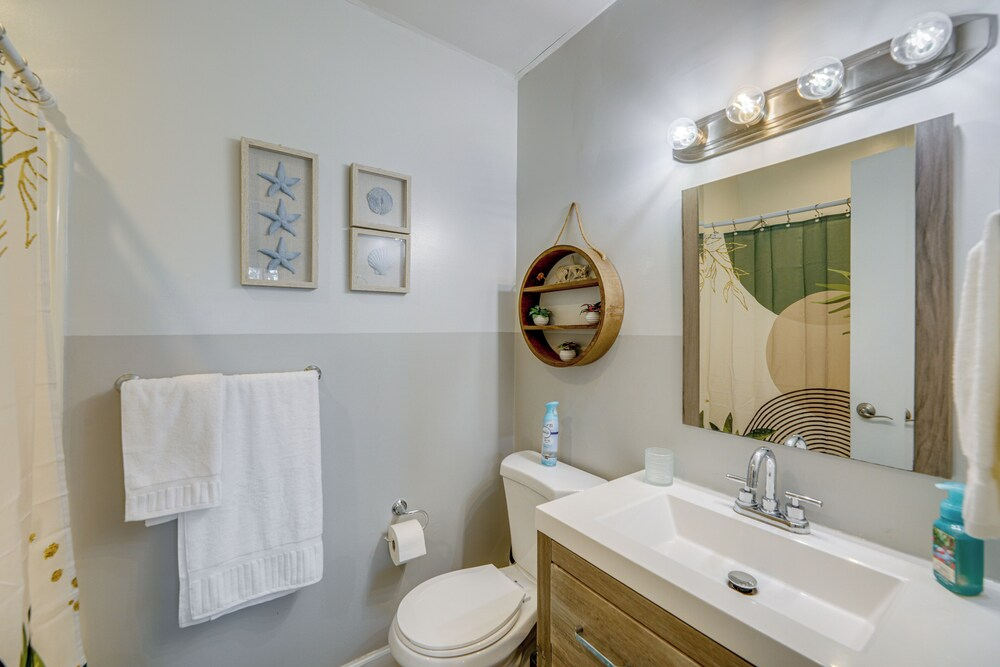 Bright & Airy Condo: Walk to Beach/boardwalk