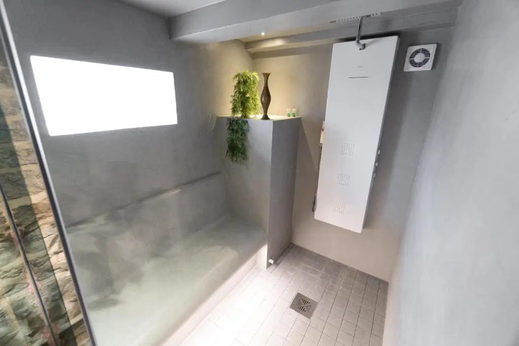 Unique 3 floor apartment. Garden, great location!