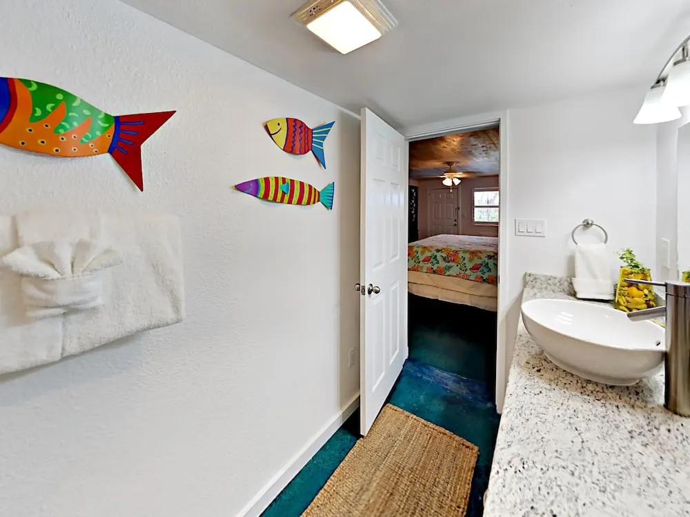 115 Sea Breeze Salty Sea Suite - One Bedroom Condo