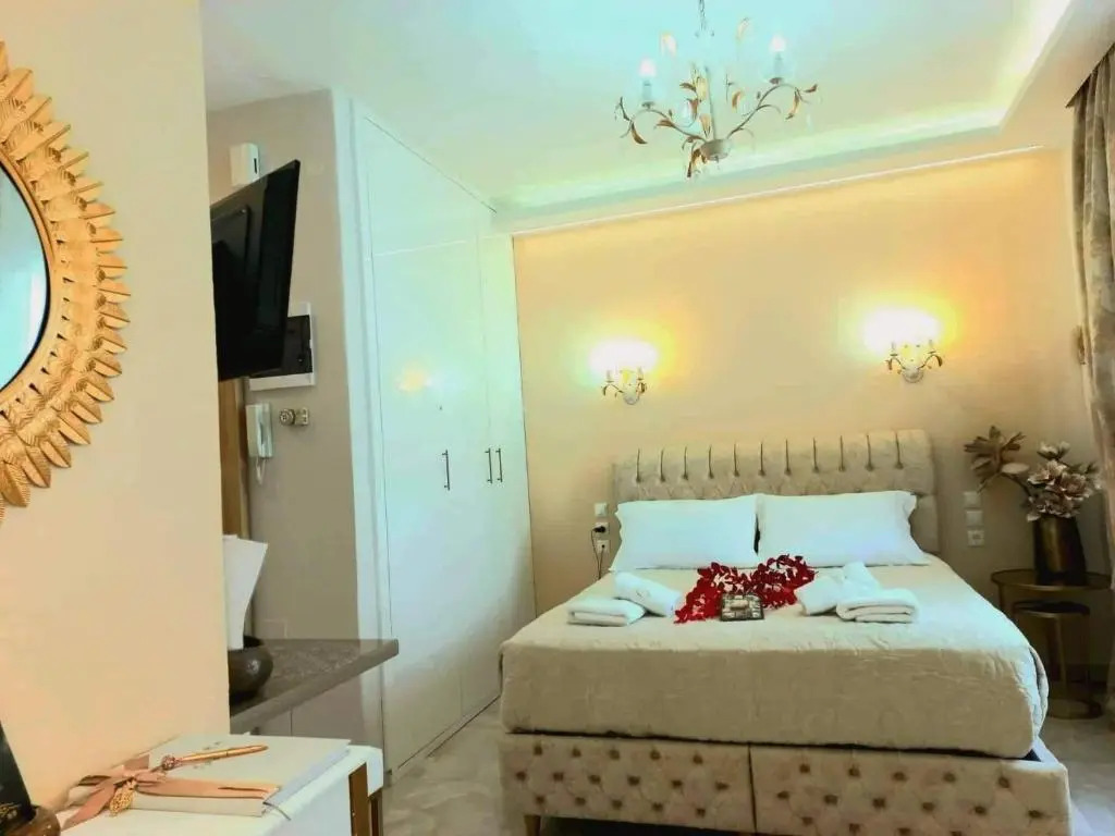GOLDENSPACE... exquisite central studio