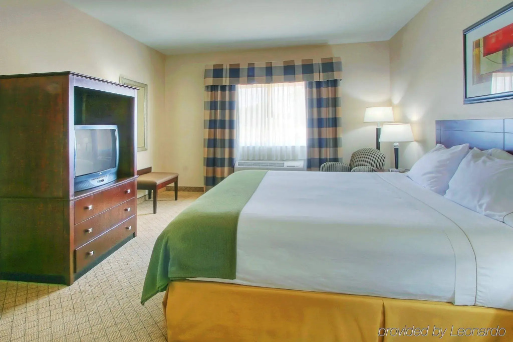 Holiday Inn Express & Suites Portales by IHG