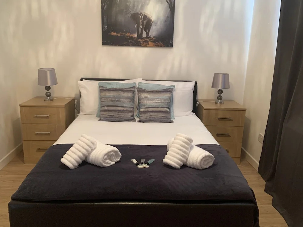 Absolute Stay in Sherwood-free Parking-east Midlands Airport-contractors-family