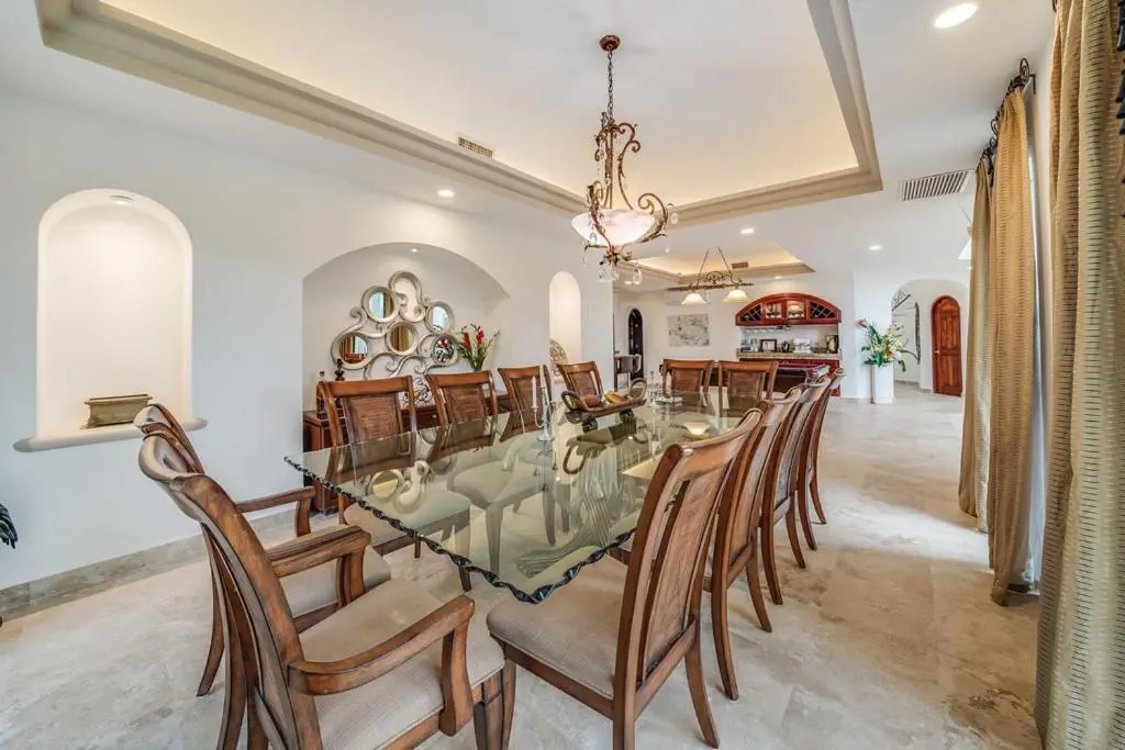 Lagoon & Beach Steps Away 5-bdrm Villa Elegancia