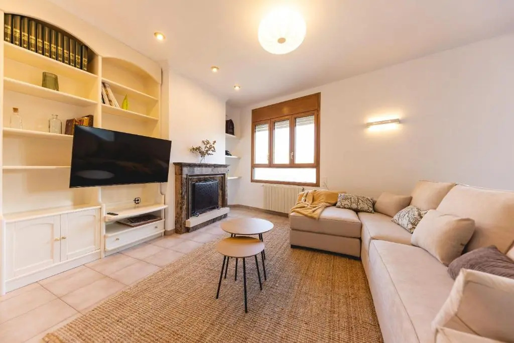 Bravissimo El Lleó, bright 4-bedroom apartment