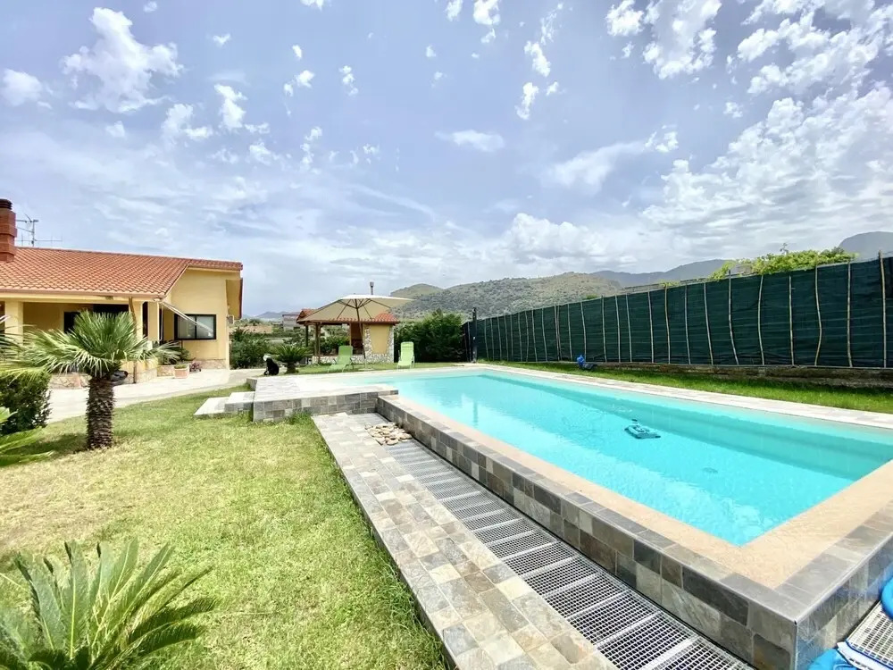 Villa Lilium With Private Pool 5 Bedrooms 10 pax 3 Bathrooms Parking