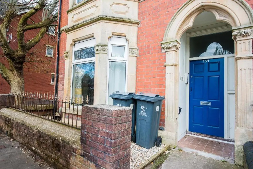 1 bed central Cardiff apartment with free parking
