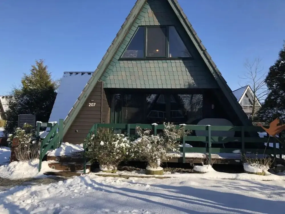 Roof-only House Modern Retreat