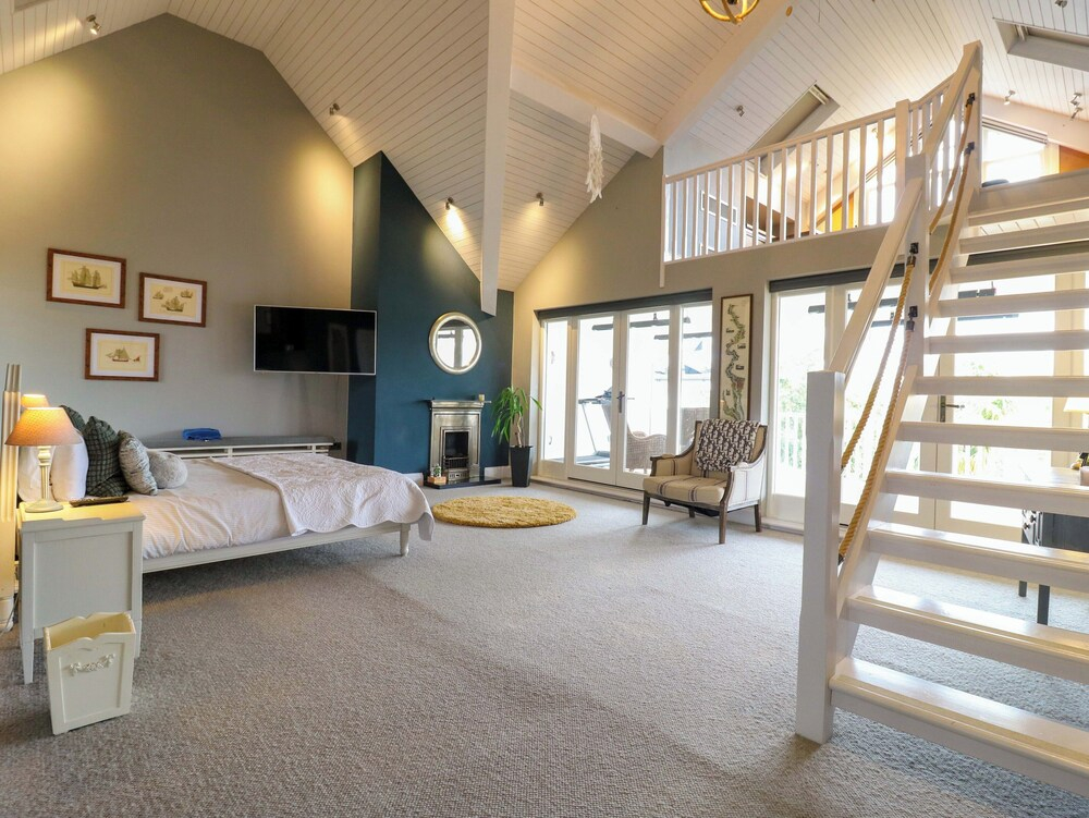 River Haven - River Thames Frontage House