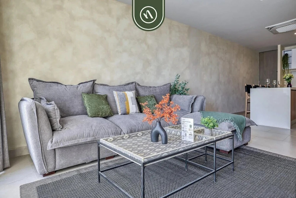 Luxury 2 BR Condo Near Beaches - Pools - Gym