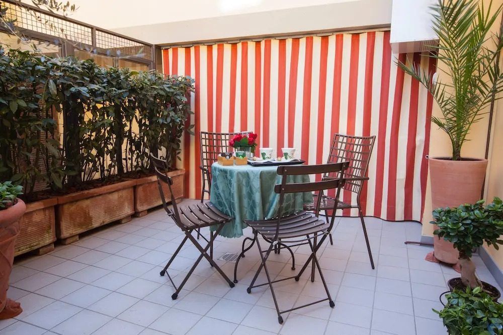 The Golden House Florence Suite