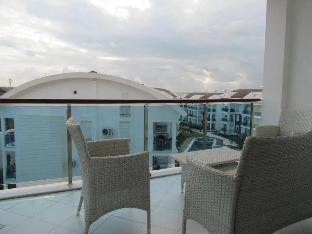 Side Aquamare Residence