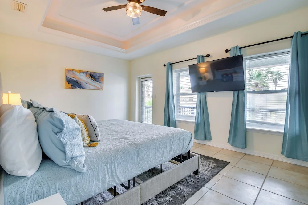 Steps to Beach: Oceanside Townhome w/ Heated Pool