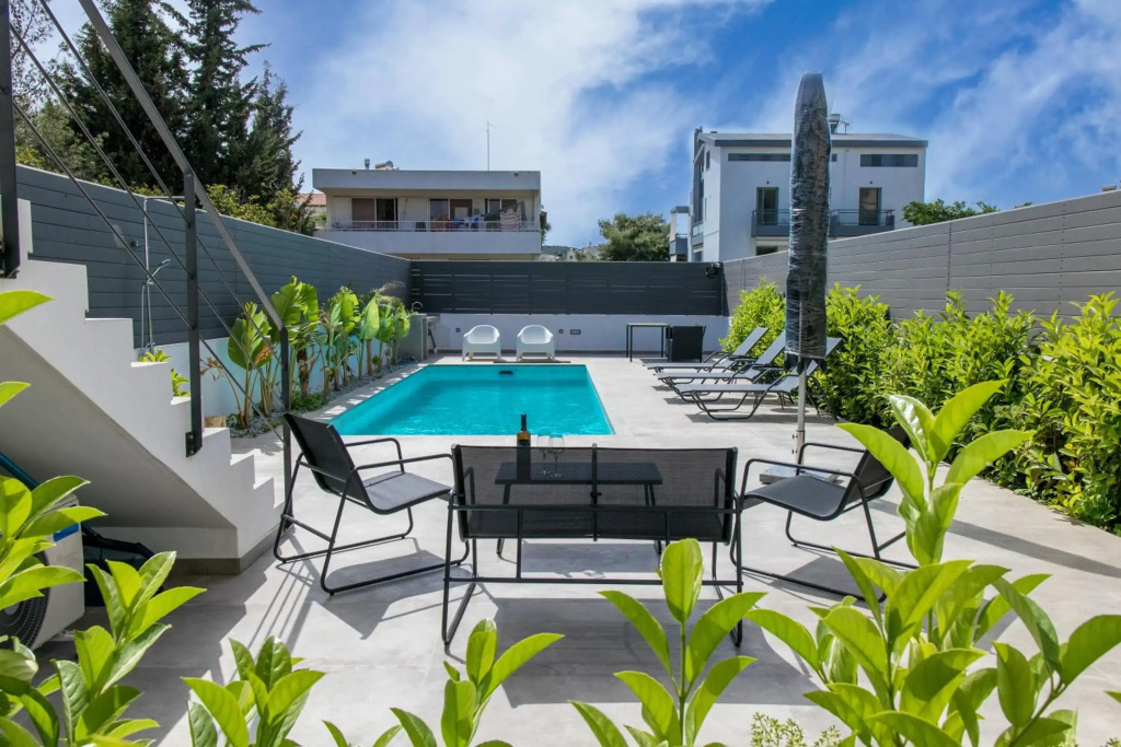 Stylish Voula Apartment with pool close to Kavouri Beach