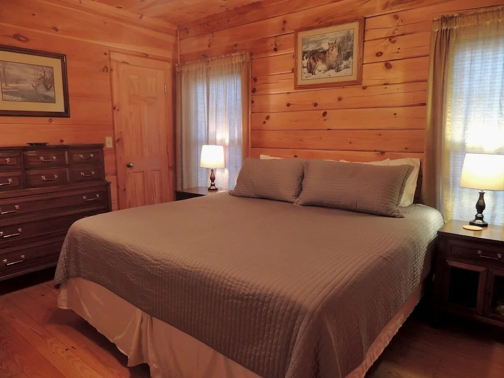 Limerick Lodge 3 Bedrooms 3.5 Bathrooms Cabin