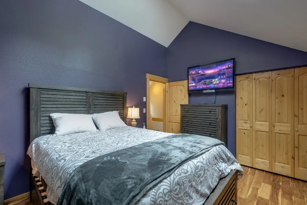 23SW - Luxurious - Wi-Fi - Fireplace - Sleeps 4