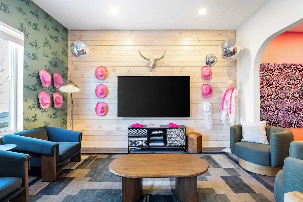 36 Guests on Music Row Bachelorette Suites + Glam Room 5 Minutes to Downtown