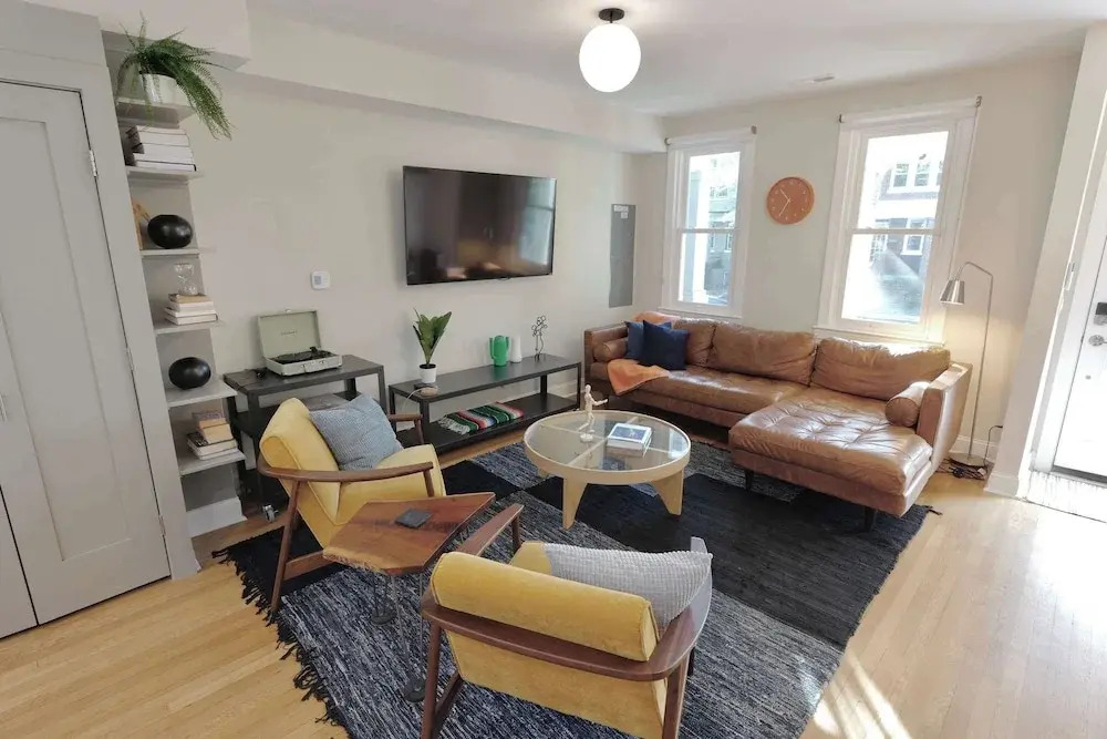 Stadium Armory Stay - 3 Bedroom