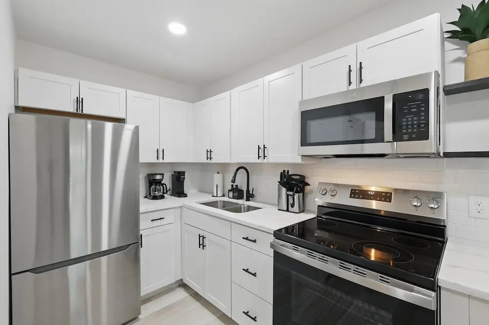 Modern 4BR 2BA Home With Hot Tub-grill & Huge Yard