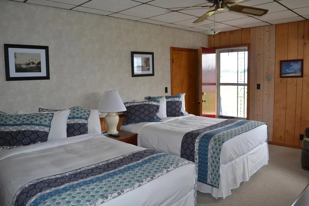 Buzz's Lakeside Inn