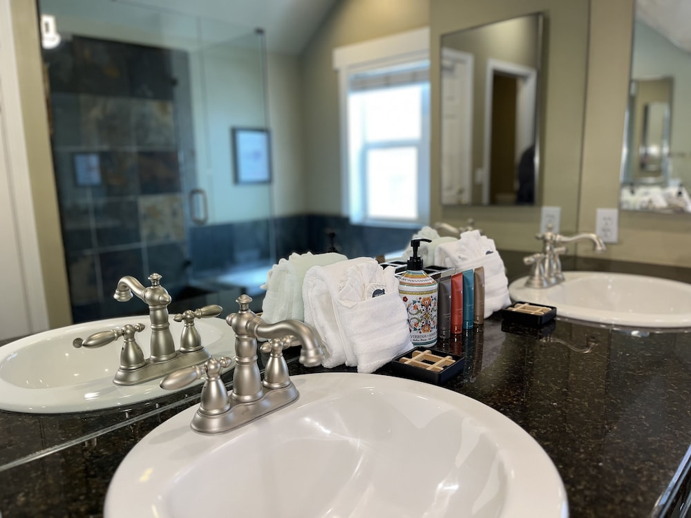 Charming Family Retreat With New Hot Tub, Walk To Main Street & Transit Center 470 3 Bedroom Home