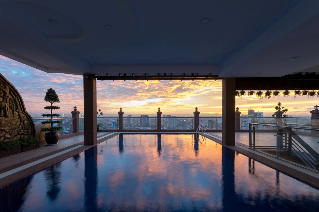 Queen Mansion Hotel & Stays