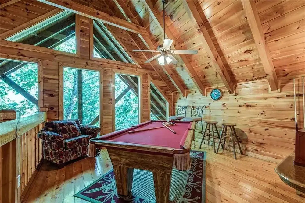 Holly Berry 4 Bedroom Home with Hot Tub