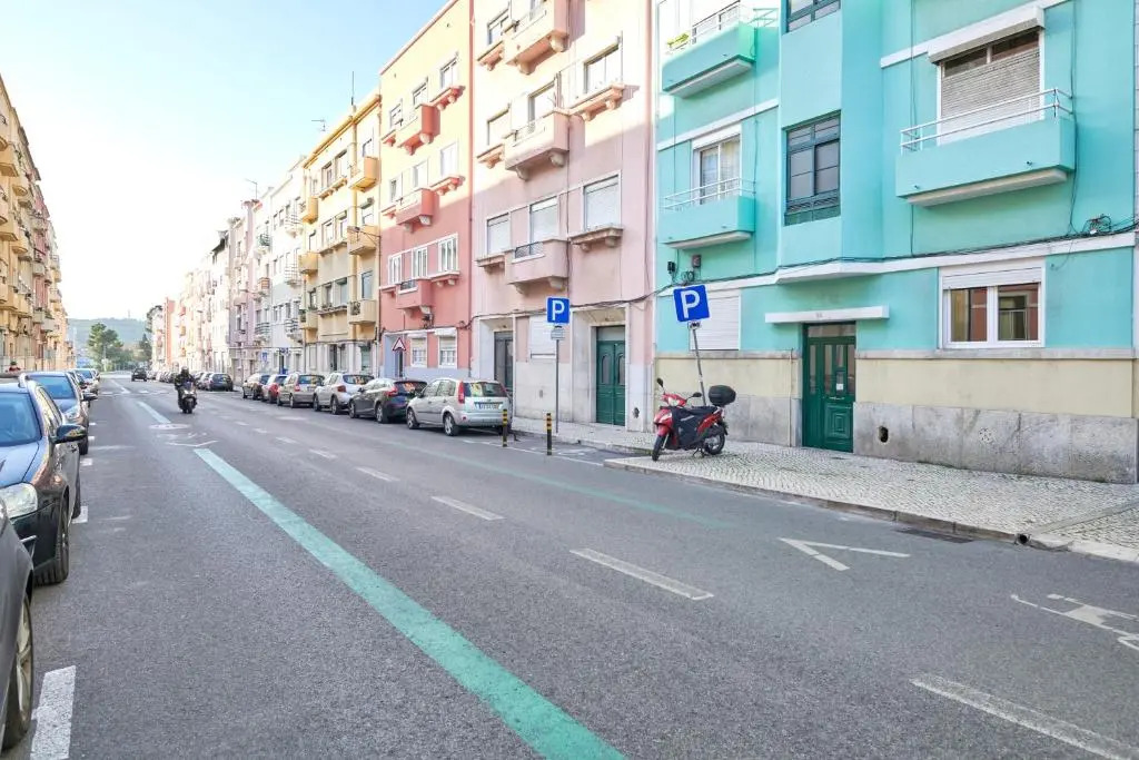 Charming 3BR APT w/ patio, by TimeCooler