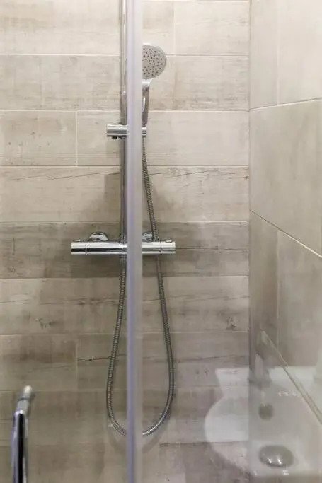 Bright and spacious 1-BDR flat w/ free parking