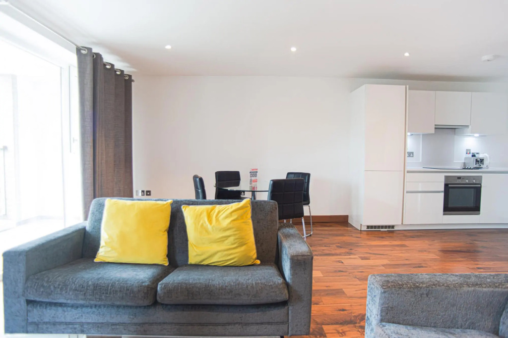 One Bed Apartment w Balcony in Heart of Shoreditch