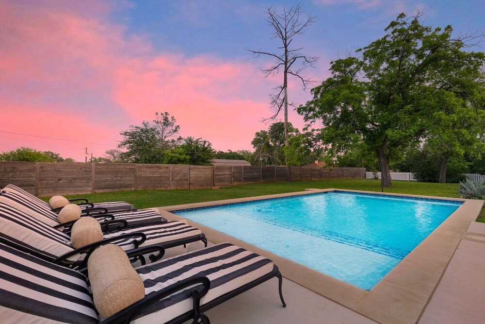 Brand New Private Pool and Hot-tub Near Main!