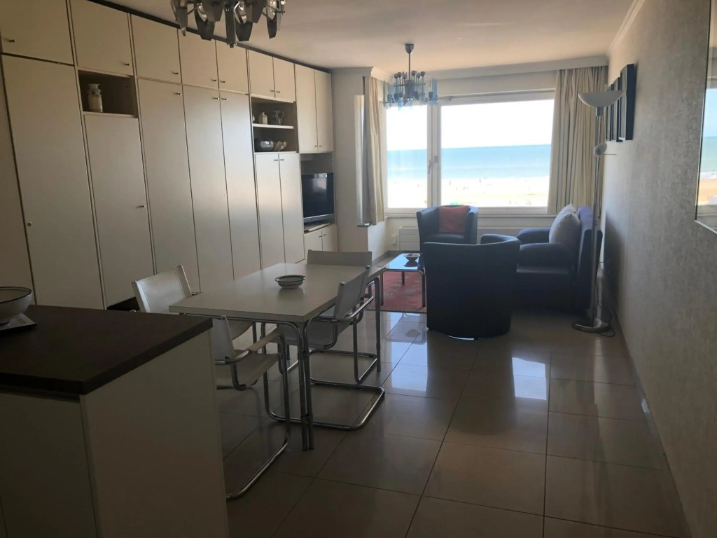 Stormvogel B3 - OOSTENDE - SEAVIEW Studio met frontaal zeezicht 4pers direct aan het strand