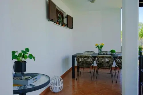 Villa Leon, Wonderful Family Apartment with Pool