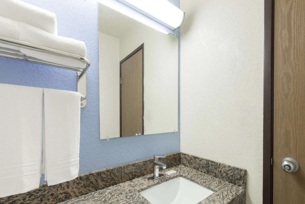 Super 8 by Wyndham New Castle