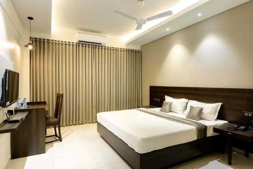 Hotel Paramount Suites & Service Apartments
