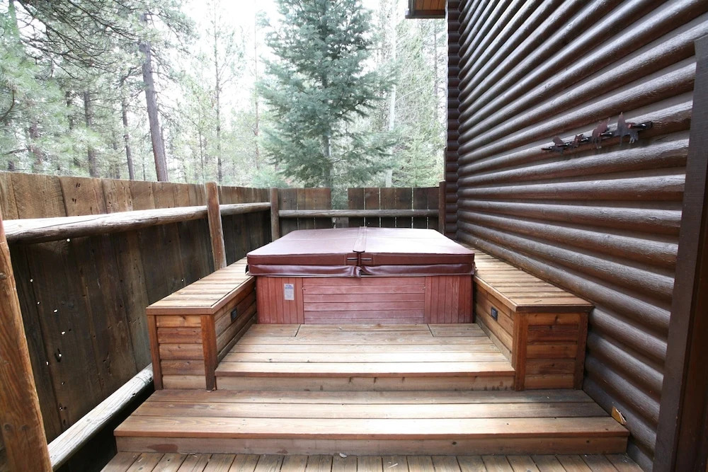 3 Blue Grouse 5 Bedroom Home by Redawning