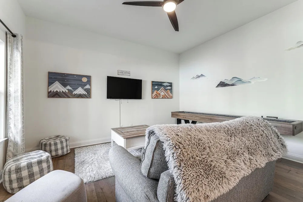 Lake Lure Getaway w/ Hot Tub & Fire Pit!