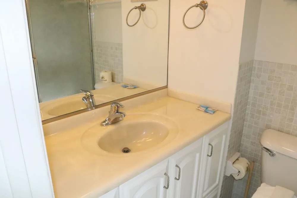 Jamaica Royale 703 - 2 Br Condo