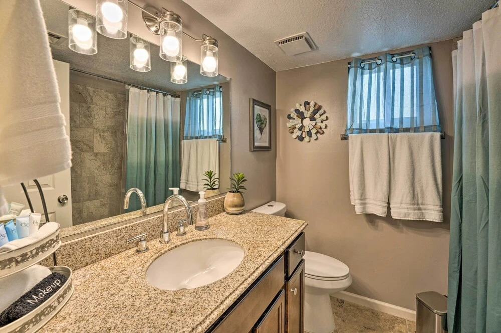 3 Mi to Water: Lake Havasu Gem w/ Fire Pit & Grill