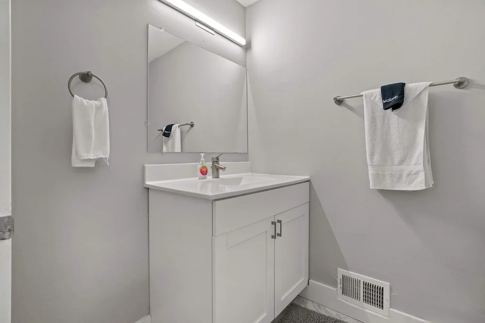 Modern 2BR 2BA Apartment With Pleasant Views