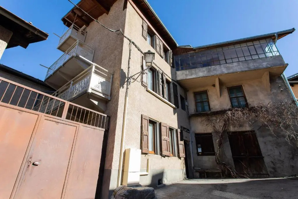 Le bélier 2nd étage avec balcon au centre ville d'Embrun
