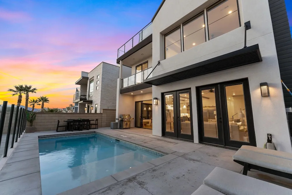Vinnie's Beach House 6 Bedroom Home