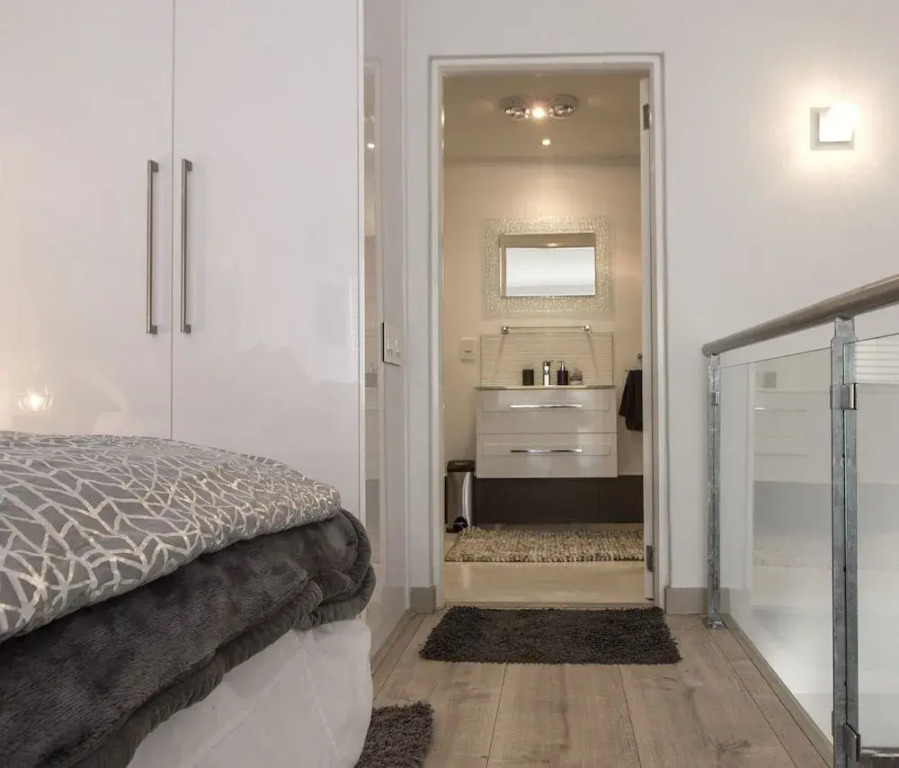 Trendy 1-BR City Center Apt