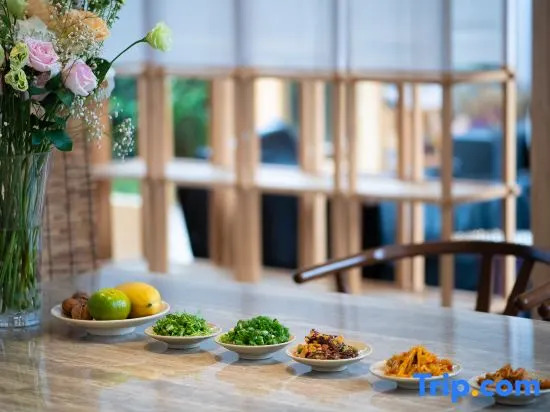 Floral Hotel· Yunbian Hot Spring Hotel (Tengchong Heshun Ancient Town Store)