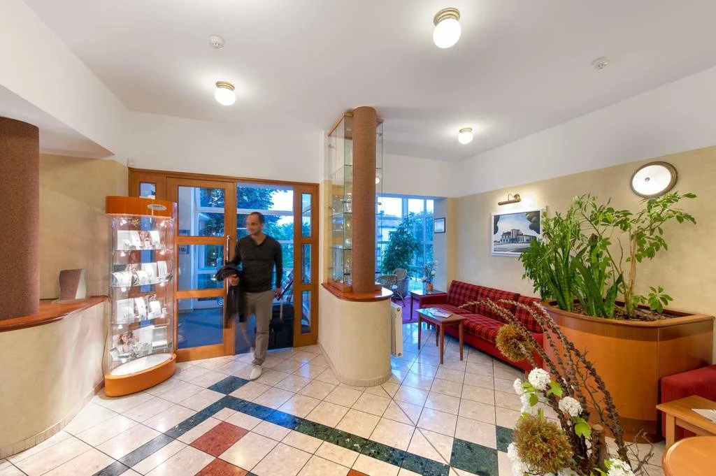 April hotel Panorama